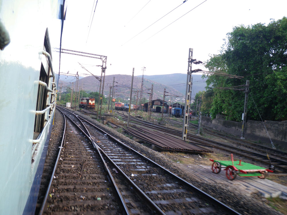 ヴィシャカパトナム駅を出た列車