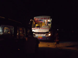 インド・ライプール発アラハバード行長距離バス