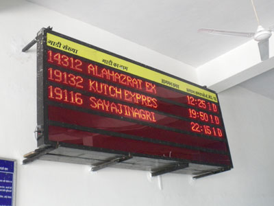 インド、ブジ駅の列車出発案内板