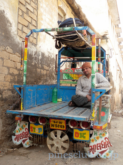 インドのバイク型三輪貨物