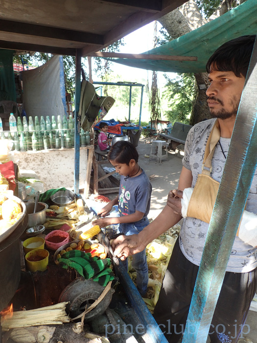 インド、グジャラートのトウモロコシ屋