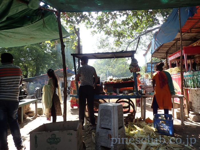 インド、グジャラートのトウモロコシ屋