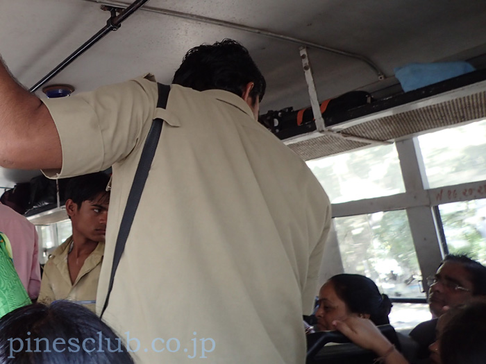 インド、グジャラート州営のバスの車内