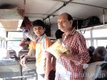 インド、グジャラート州JAMKAMBALIAのバススタンドの物売り