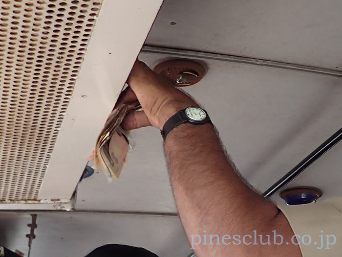 グジャラート州営バスの車掌の札束を握る手