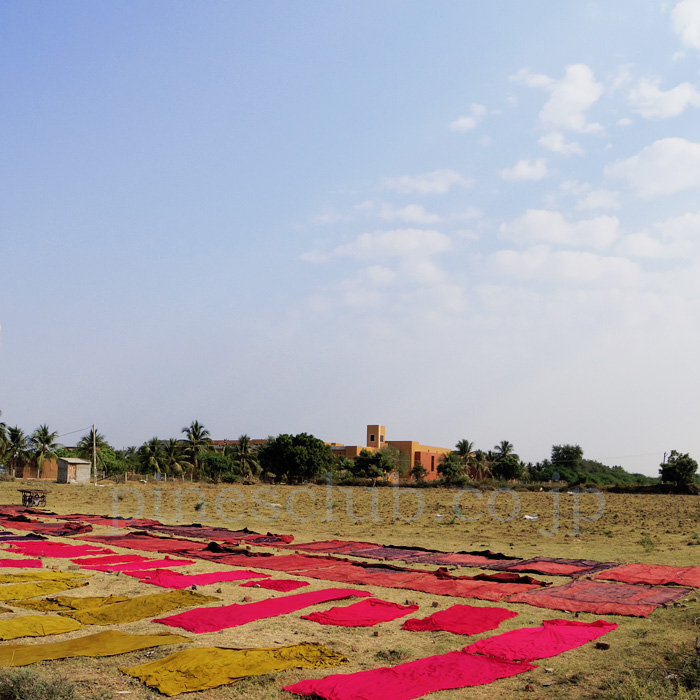 アジュラックの布はインドの天日で干される