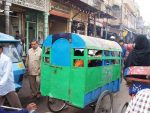 インドの箱車式スクールバス