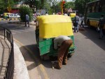 インド、路上でエンストして修理されるオートリキシャ