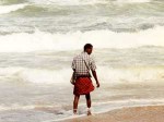 インド、海でシャコを獲る男