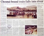 インド、鉄道事故を報じる新聞