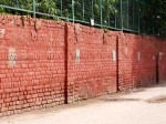 インド、神様のタイルがなくなった塀
