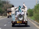 インド、車外まで人がはみ出し乗っている乗合自動車