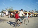 インド、自転車の二人乗りをする少年
