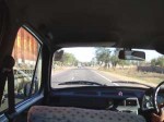インド、トラックを追い抜いて疾走するアンバサダー