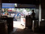 インド、駅前のチャイ屋
