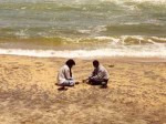 南インドの浜辺で遊ぶ男二人