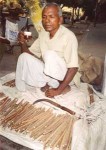 インドの歯ブラシ「ニーム」の枝を売るおじさん