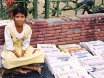 インド、路上の新聞売りの少女