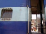 インドの列車はドアを開けたままで走る