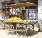 インドでは売り子も屋台に乗る
