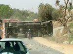 インド、トラックの横転事故