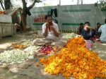 インド、花輪作りをするおっさん