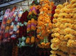 インド、本物の花に負けないくらい造花もある