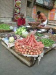 インド、野菜を積み上げる露店の八百屋