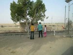 インド、線路で列車の通過をひたすら待つ
