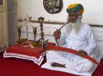 インド、水タバコを吸う老人