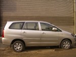 インドの車「イノーヴァ」