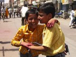 インド、ホーリーで色粉に染まった少年たち