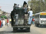 インド、バスの外にへばりつく乗客