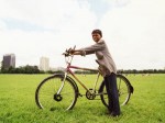 インド、自慢の自転車を押す少年