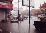 インド、雨季のスコールに見舞われるコルカタ