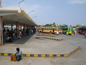 インドのバスターミナル