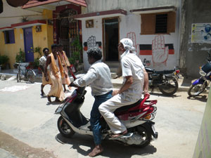 インドでバイクに乗る。