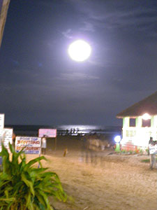 インド・マハーバリプラムの月夜の海