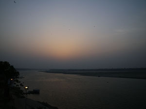 インド、ヴァラナシの夜明け