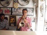 インド、ジュナーガルの楽器屋店主のトランペット演奏
