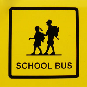 インド、スクールバスの標識