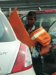 インド：交差点での物売り