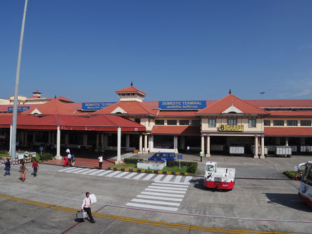 南インド、ケララ州、コーチン空港の南国風空港ビル
