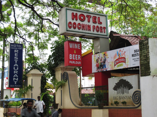 南インド、ケララ州、フォートコーチンのチャイニーズ・フィッシングネットそばのシーフードレストラン