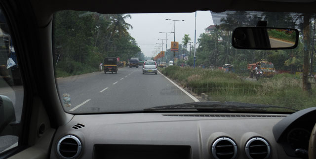 南インド、ケララ州、フォートコーチンからアレッピーまで乗ったタクシー