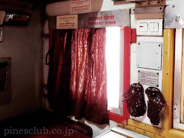 インドの寝台列車の窓