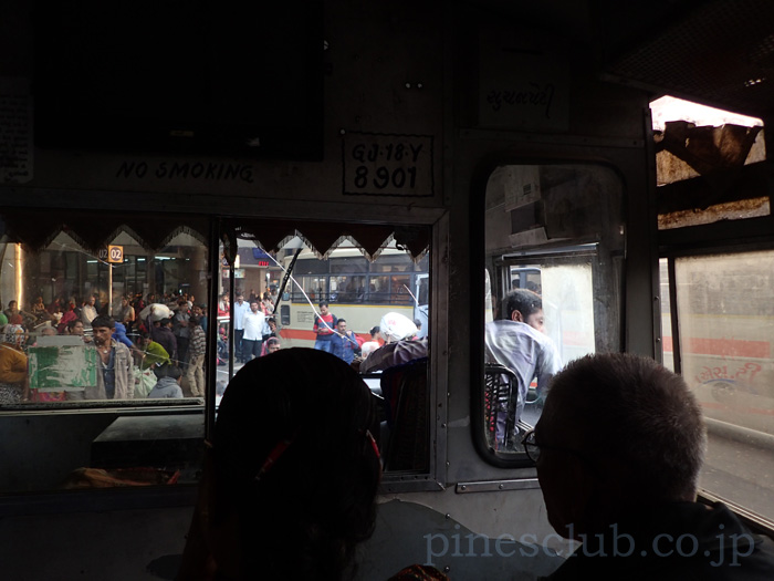 アーマダバードのセントラルバススタンドからバスは出発した。