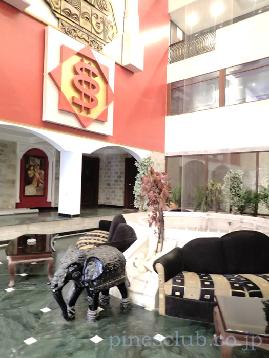 インド・バーヴナガルのホテル「サン・アンド・シャイン」のロビーは吹き抜けだった。
