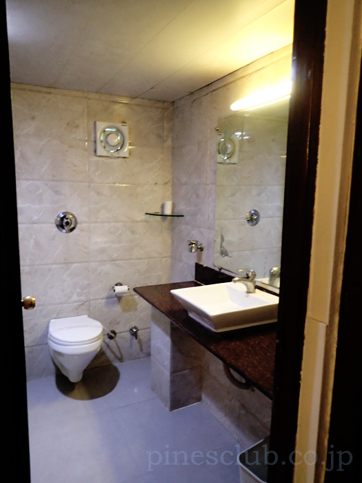 インド・バーヴナガルのホテル "SUN & SHINE"の客室のバスルーム