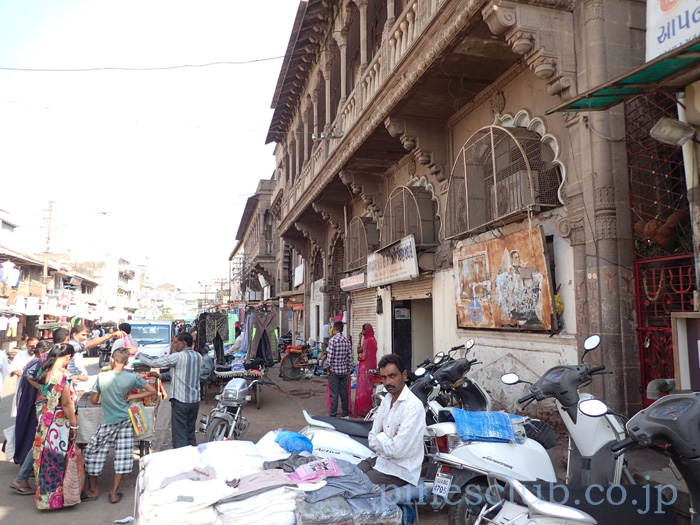 インド・バーヴナガルの旧市街にある豪奢なベランダ